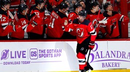 Slovenský hokejista Šimon Nemec sa teší z gólu so svojimi spoluhráčmi. 