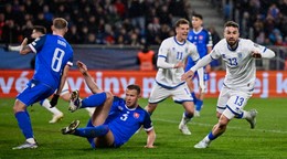 Kreshnik Hajrizi (vpravo) strieľa gól v zápase Slovensko - Kosovo. 