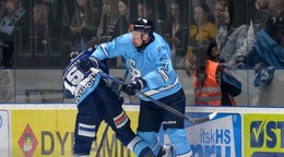 Na snímke zľava Elias Carmichael (Nitra) a Eduard Šimun (Slovan) bojujú o puk.