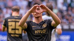 Hráč Felix Keidel z Elversbergu sa teší z gólu v zápase 2. kola nemeckej Bundesligy Borussia Mönchengladbach – SV Elversberg.