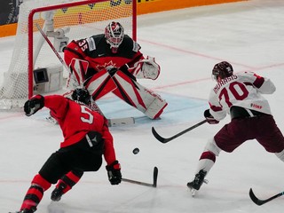 Miks Indrasis strieľa na bránku Kanady v semifinále MS v hokeji 2023.