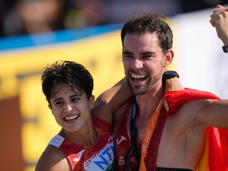 Španielski chodci Maria Perezová a Alvaro Martin na MS v atletike 2023 v Budapešti.