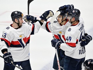 Patrik Mayer, Danill Fomikykh a Samuel Takáč  z HC Slovan Bratislava sa tešia po rozhodujúcom góle. 