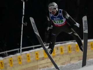 Slovinský skokan na lyžiach Anže Lanišek v súťaži supertímov v poľskej Wisle.