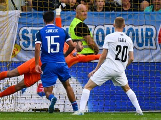 Dávid Strelec pri strelení druhého slovenského gólu v zápase Slovensko - Azerbajdžan.