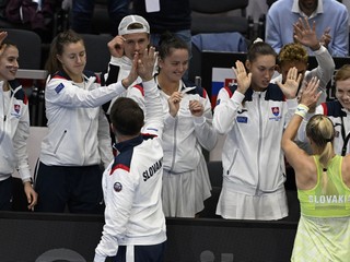 Slovenské tenisky oslavujú triumf v zápase Pohára Billie Jean Kingovej.