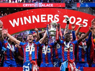 Futbalisti Crystal Palace oslavujú triumf v FA Cupe.