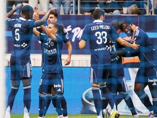 FC Paríž oslavuje gól. 