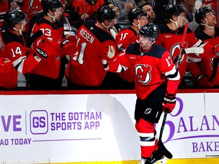 Slovenský hokejista Šimon Nemec sa teší z gólu so svojimi spoluhráčmi. 