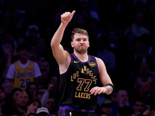 Luka Dončič (77) v drese Los Angeles Lakers reaguje po tom, čo skóroval počas zápasu NBA proti Detroit Pistons.
