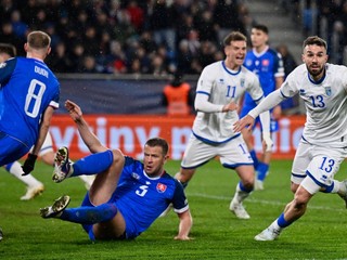 Kreshnik Hajrizi (vpravo) strieľa gól v zápase Slovensko - Kosovo. 