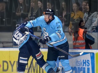 Na snímke zľava Elias Carmichael (Nitra) a Eduard Šimun (Slovan) bojujú o puk.