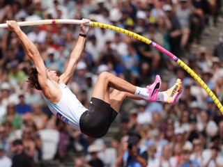Švédsky atlét Armand Duplantis v skoku o žrdi.