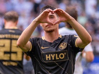 Hráč Felix Keidel z Elversbergu sa teší z gólu v zápase 2. kola nemeckej Bundesligy Borussia Mönchengladbach – SV Elversberg.