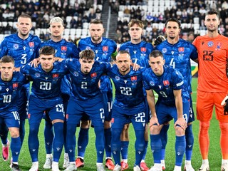 Slovenskí futbalisti pózujú počas spoločnej fotografie pred začiatkom zápasu C-divízie Ligy národov Faerské ostrovy - Slovensko.