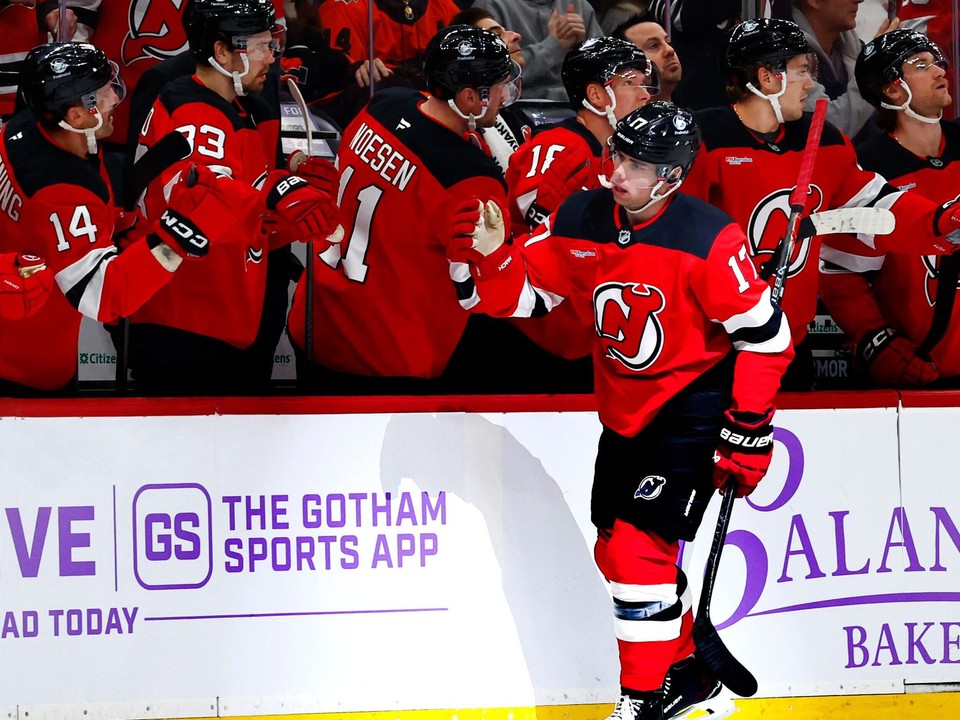 Slovenský hokejista Šimon Nemec sa teší z gólu so svojimi spoluhráčmi.