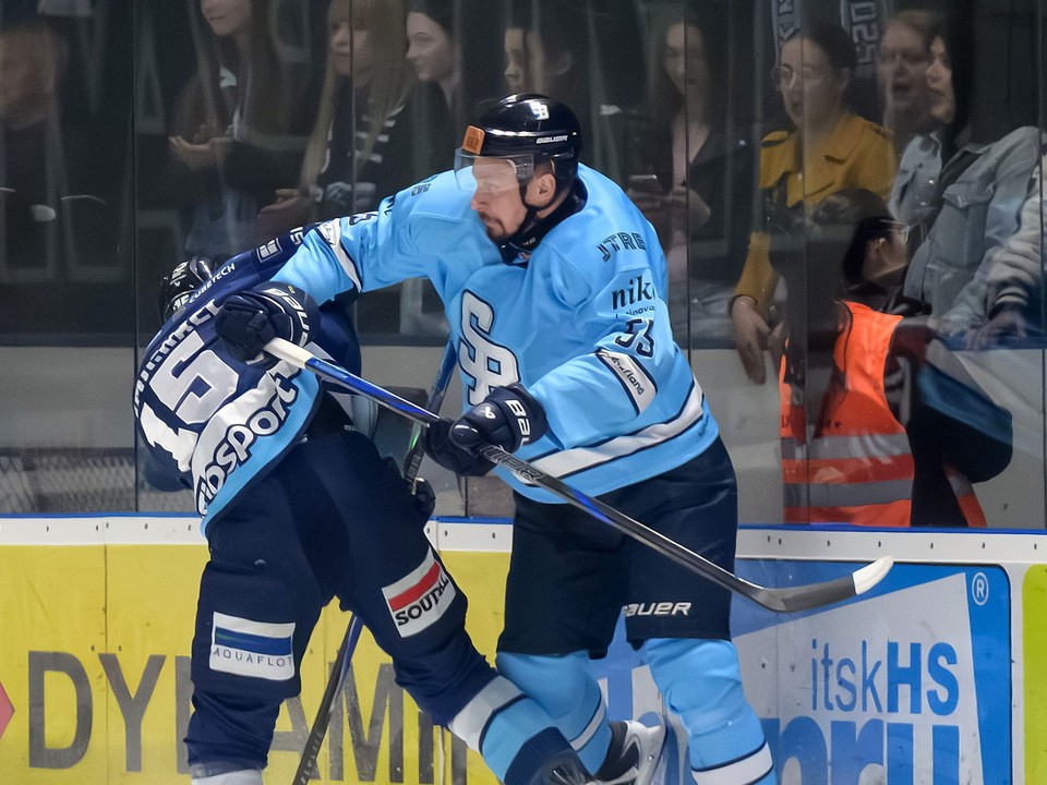 Na snímke zľava Elias Carmichael (Nitra) a Eduard Šimun (Slovan) bojujú o puk.