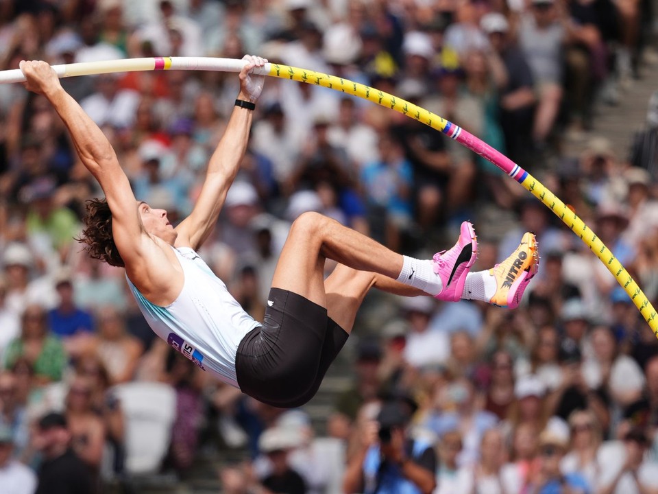 Švédsky atlét Armand Duplantis v skoku o žrdi.