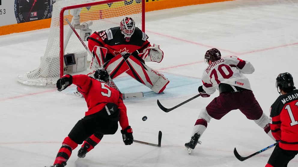 Miks Indrasis strieľa na bránku Kanady v semifinále MS v hokeji 2023.