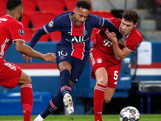 Neymar (v strede) v zápase Paríž St. Germain - Bayern Mníchov.