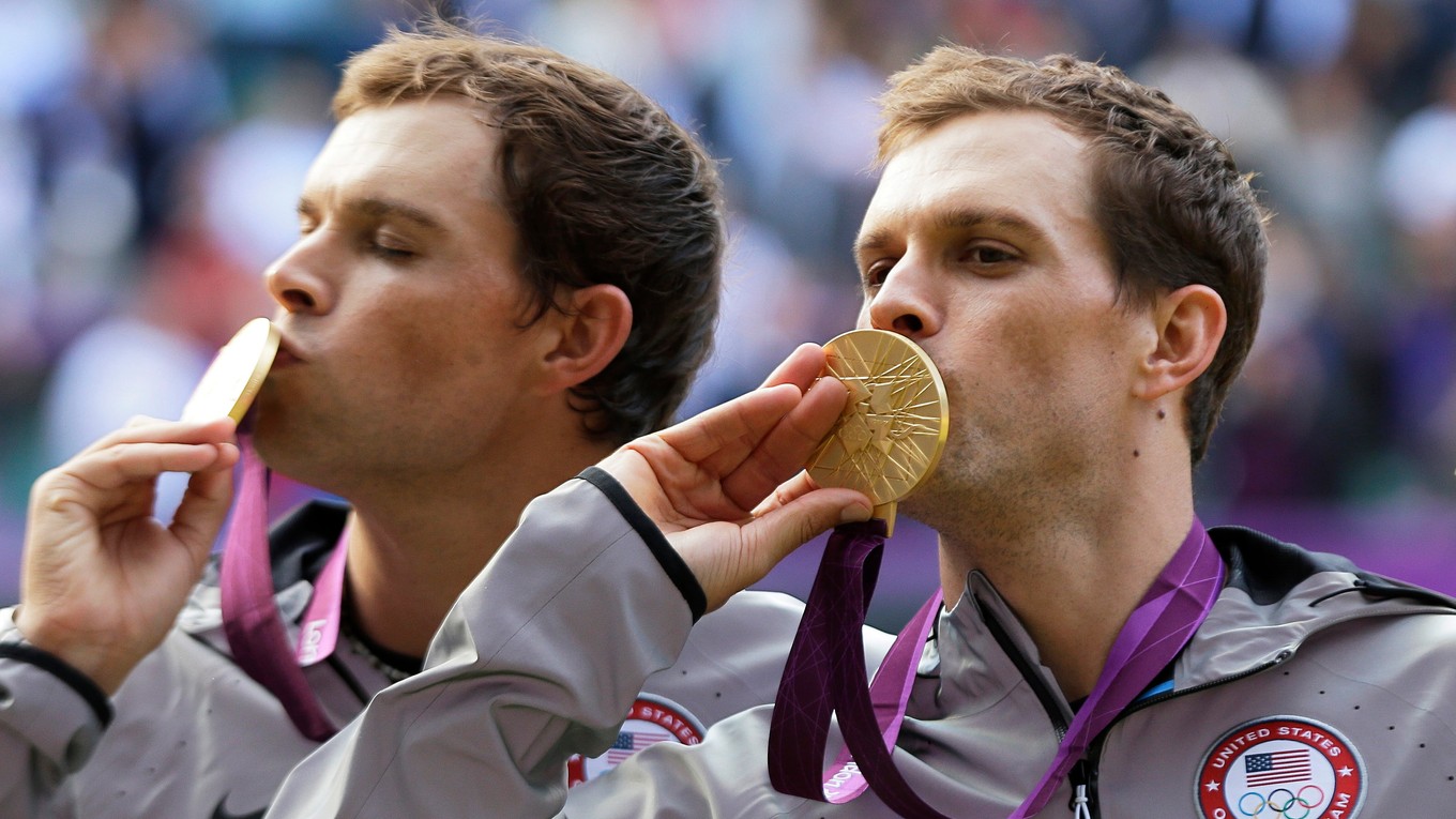 Mike Bryan (vpravo) a jeho brat Bob po výhre zlata na OH 2012 v Londýne.