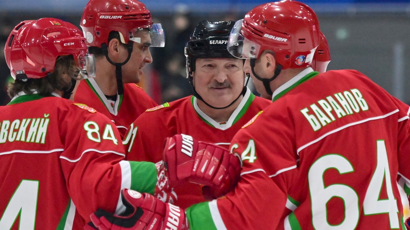 Prezident Bieloruska Alexander Lukašenko je hokejový nadšenec.