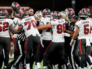 V zápase NFL New Orleans - Tampa Bay sa hráči takmer pobili. 