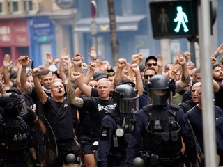 Fanúšikovia Frankfurtu v sprievode polície pred zápasom v Marseille.