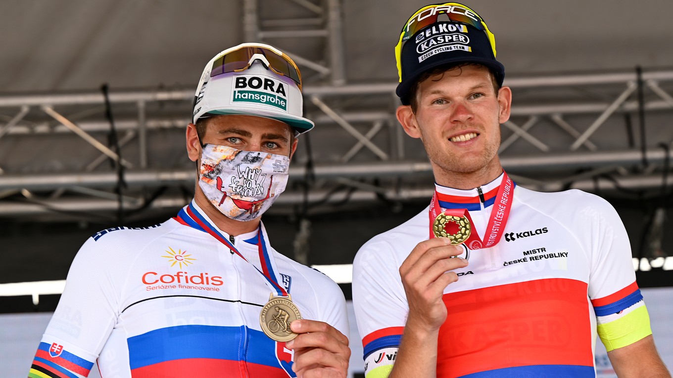Peter Sagan a Michael Kukrle v dresoch pre národných šampiónov po triumfe na spoločných MSR a MČR v cyklistike 2021.