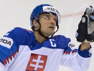 Andrej Sekera v reprezentačnom drese na MS v hokeji 2019 s kapitánskym C-čkom.