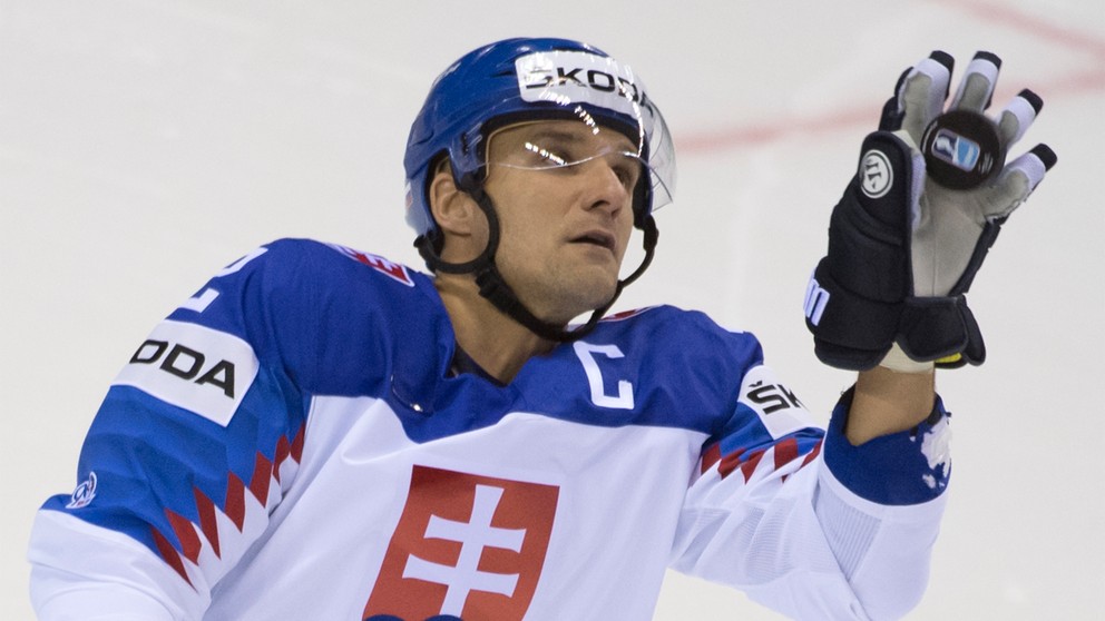Andrej Sekera v reprezentačnom drese na MS v hokeji 2019 s kapitánskym C-čkom.