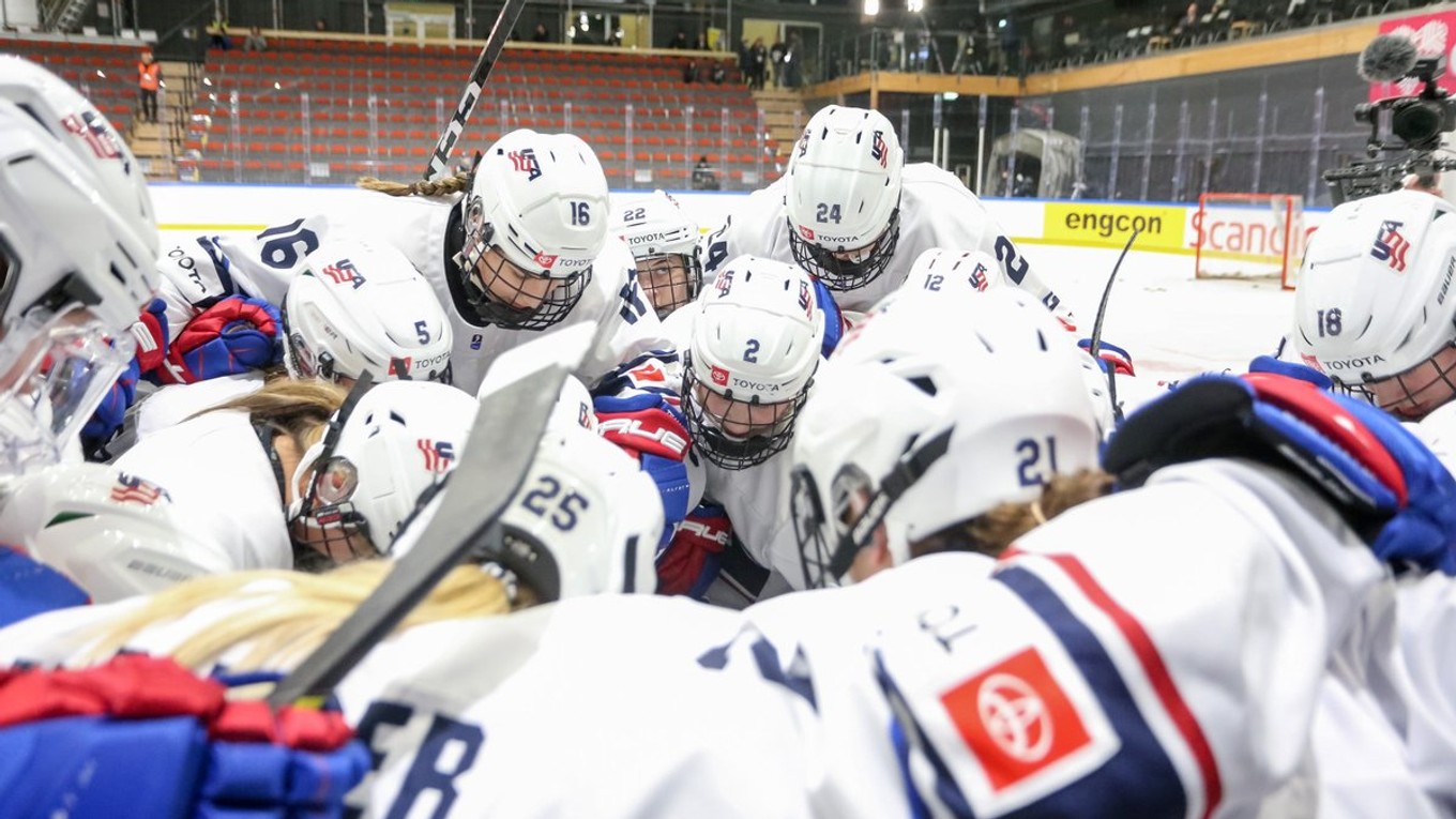 Americké hokejistky sa tešia po zisku bronzu na MS v hokeji žien do 18 rokov 2023.