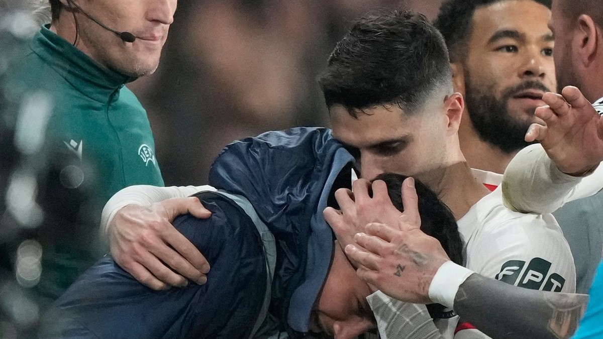 Pedro Neto z Chelsea FC (vpravo) objíma chlapca podávajúceho lopty, ktorého predtým strčil.