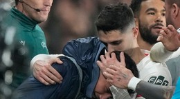 Pedro Neto z Chelsea FC (vpravo) objíma chlapca podávajúceho lopty, ktorého predtým strčil.