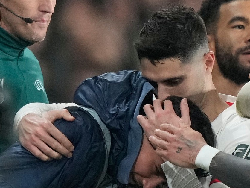 Pedro Neto z Chelsea FC (vpravo) objíma chlapca podávajúceho lopty, ktorého predtým strčil.