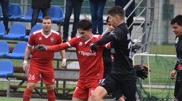 Lucas Demitra (v červenom) v drese FC ViOn Zlaté Moravce - Vráble.