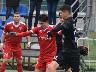 Lucas Demitra (v červenom) v drese FC ViOn Zlaté Moravce - Vráble.