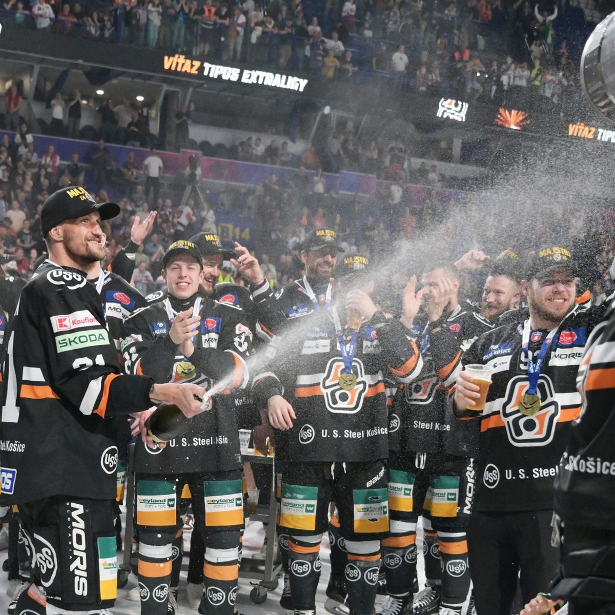 Hráči Košíc s majstrovským pohárom po siedmom zápase finále play off hokejovej Tipos extraligy medzi HC Košice - HK Nitra.