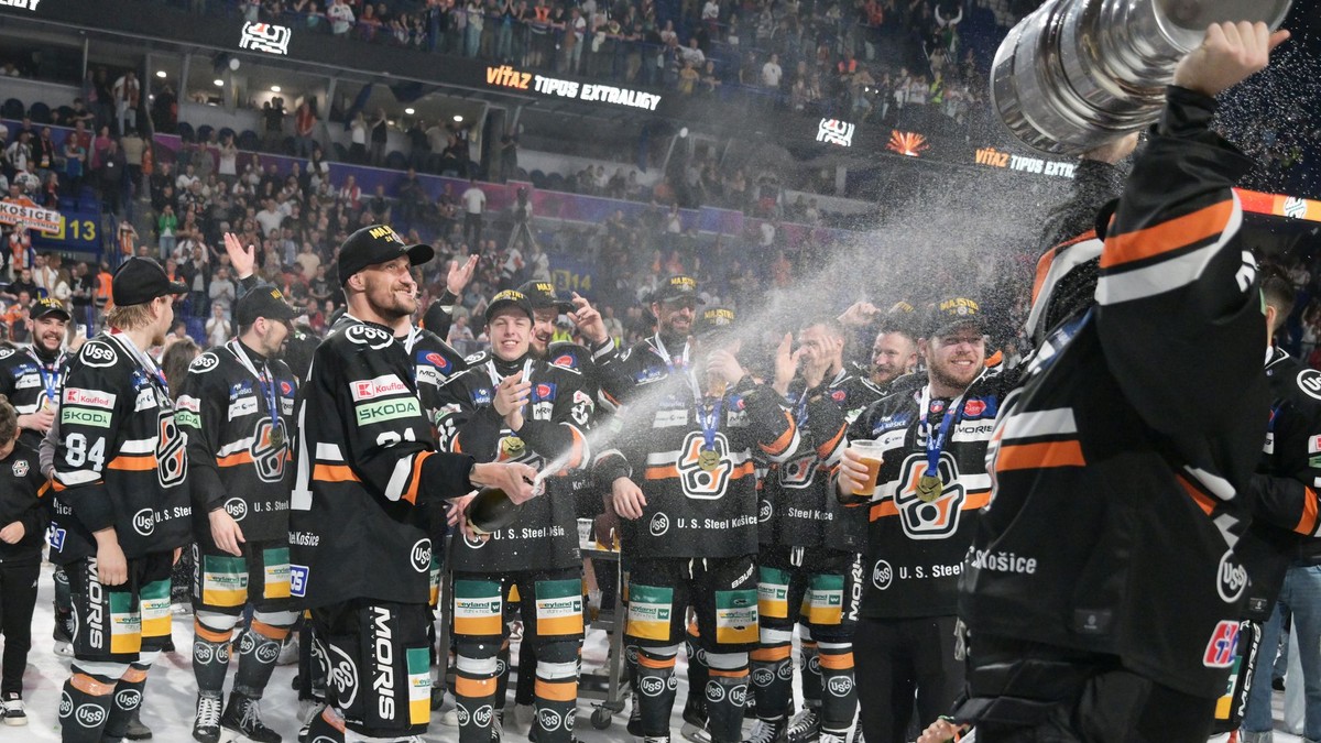 Hráči Košíc s majstrovským pohárom po siedmom zápase finále play off hokejovej Tipos extraligy medzi HC Košice - HK Nitra.