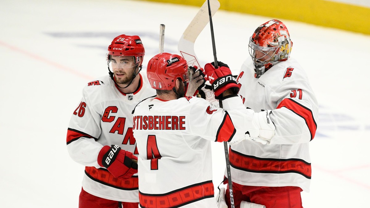 Radosť hokejistov Carolina Hurricanes. 