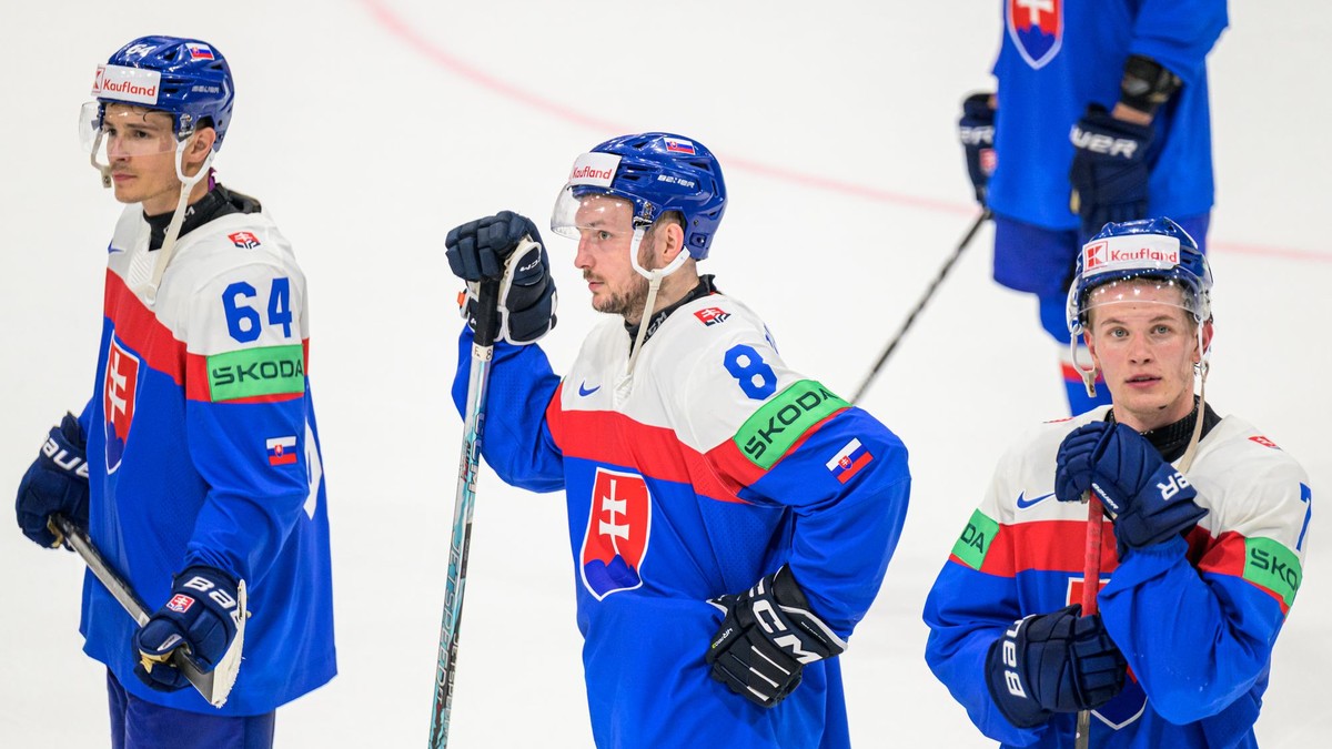 Slovenskí hokejisti, zľava Patrik Koch, Oliver Okuliar a Maxim Štrbák na MS 2026.
