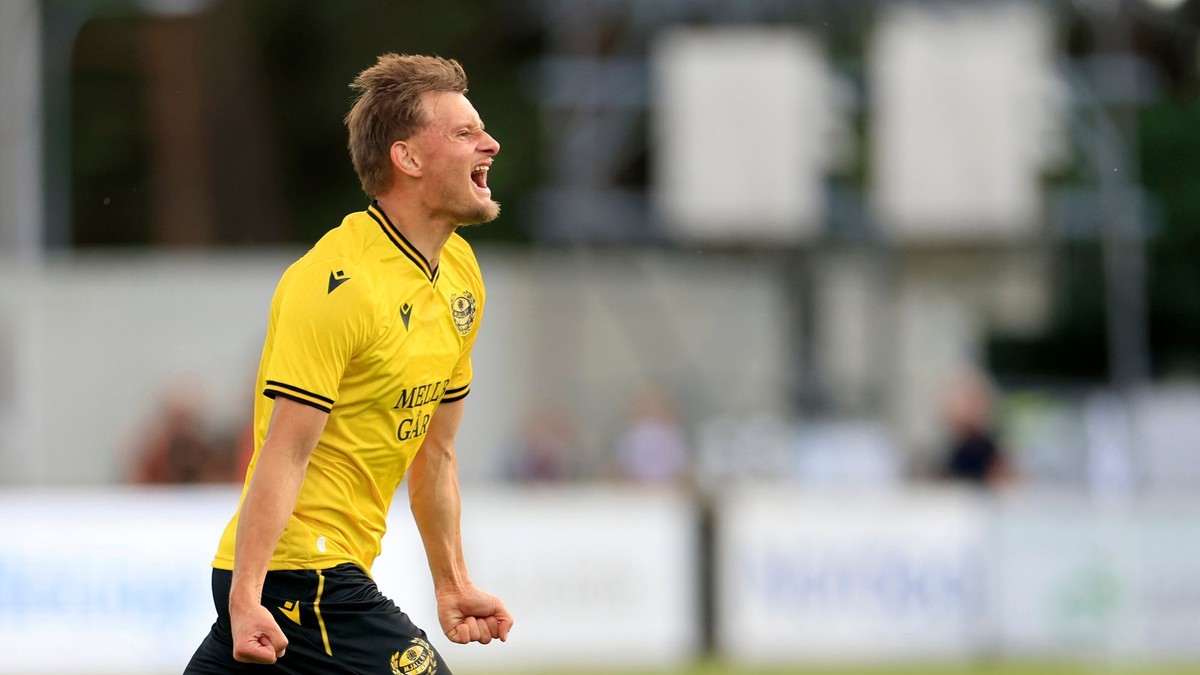 Hráč Mjällby Aski Samuelsen oslavuje po tom, ako strelil gól.