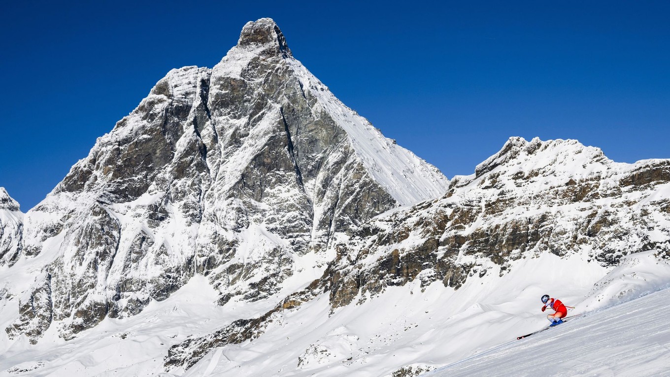 Zjazd v Zermatt-Cervinia pod horou Matterhorn