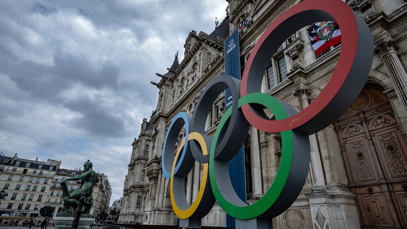 Olympijské kruhy pred parížskou radnicou.