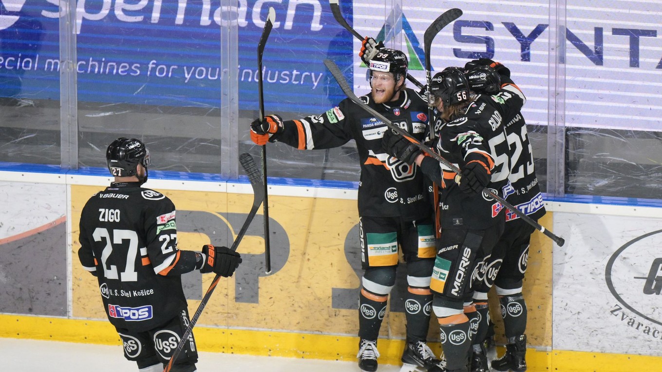 Hokejisti HC Košice sa tešia po strelenom góle proti HK Nitra v 7. zápase finále play-off Tipos extraligy 2024/2025.