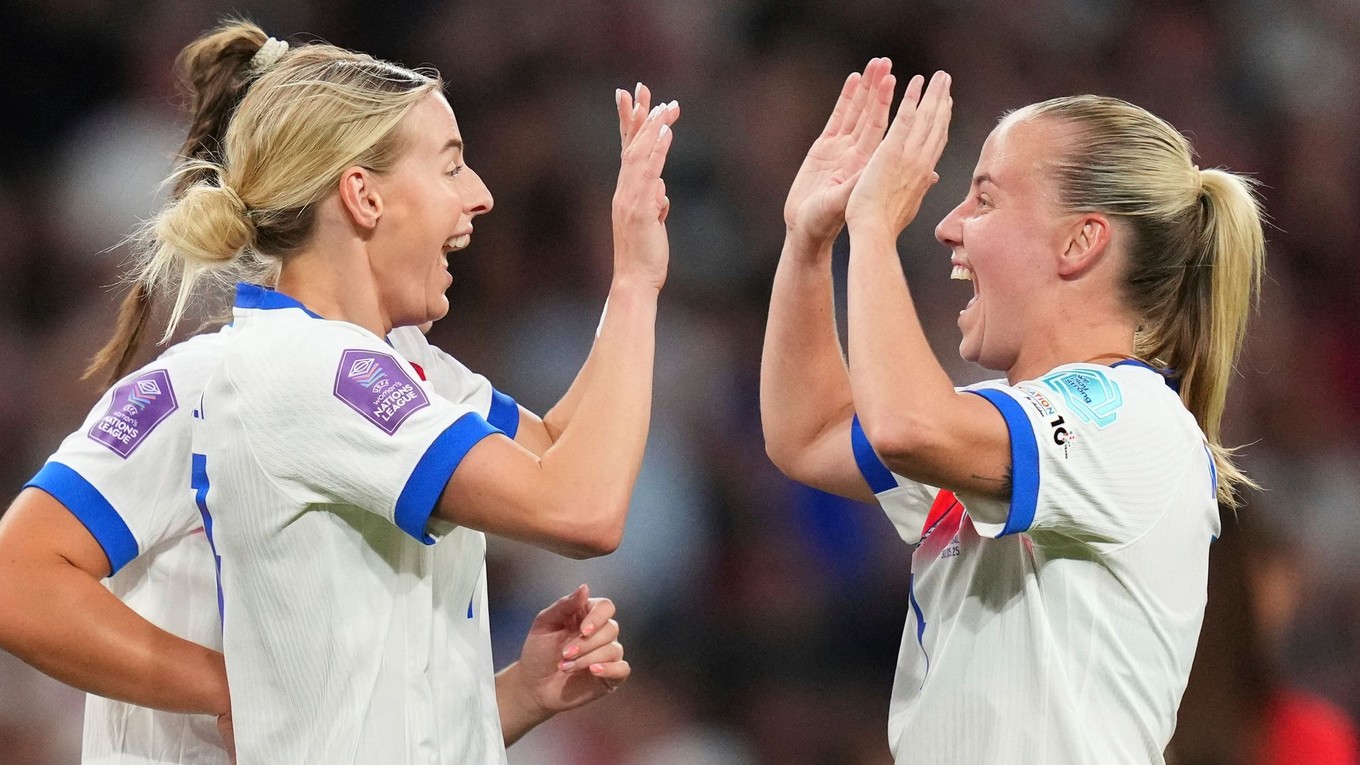 Futbalistky Anglicka oslavujú gól