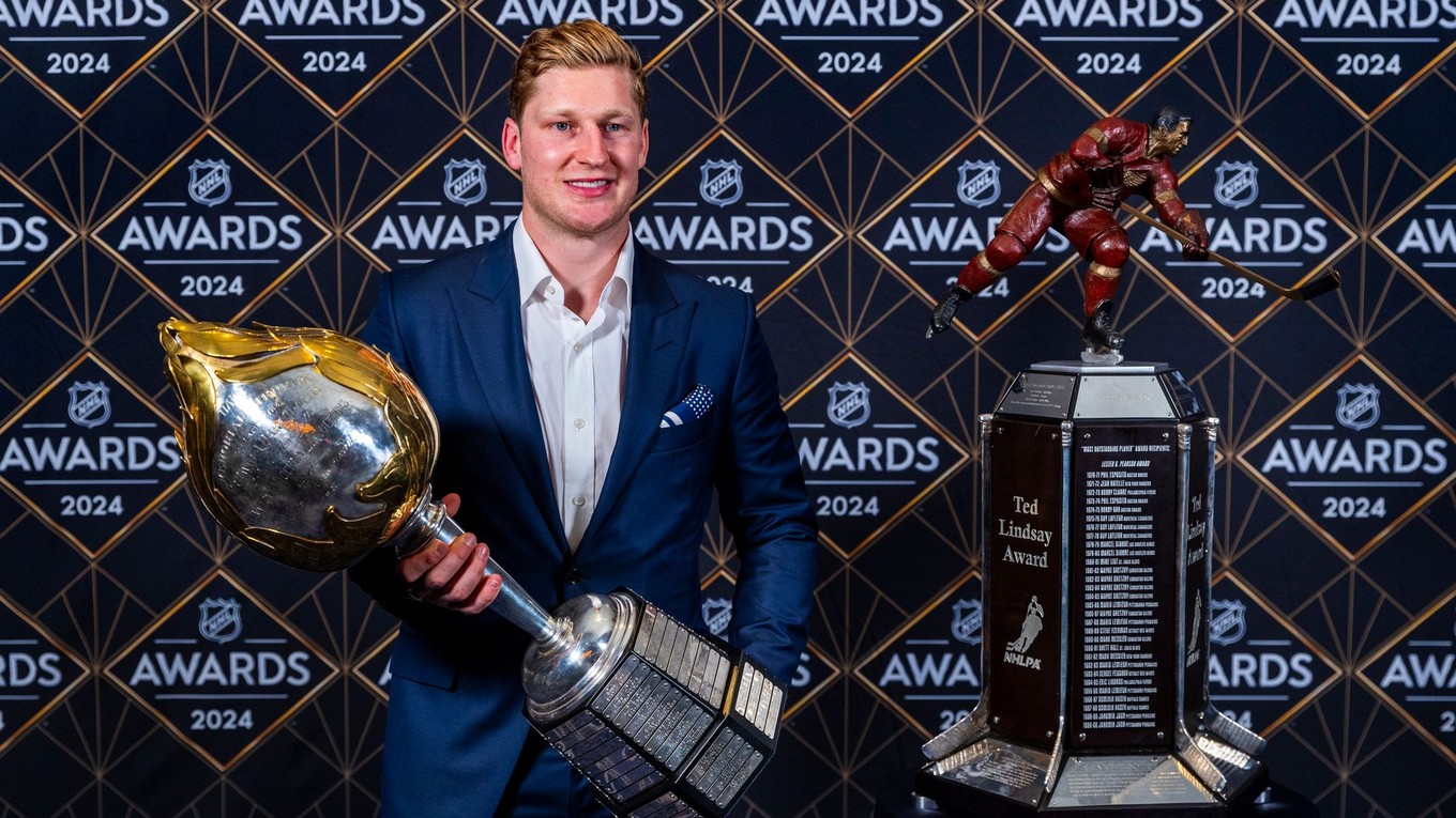 Nathan MacKinnon s oceneniami Hart Memorial Trophy a Ted Lindsay Award za sezónu 2023/2024