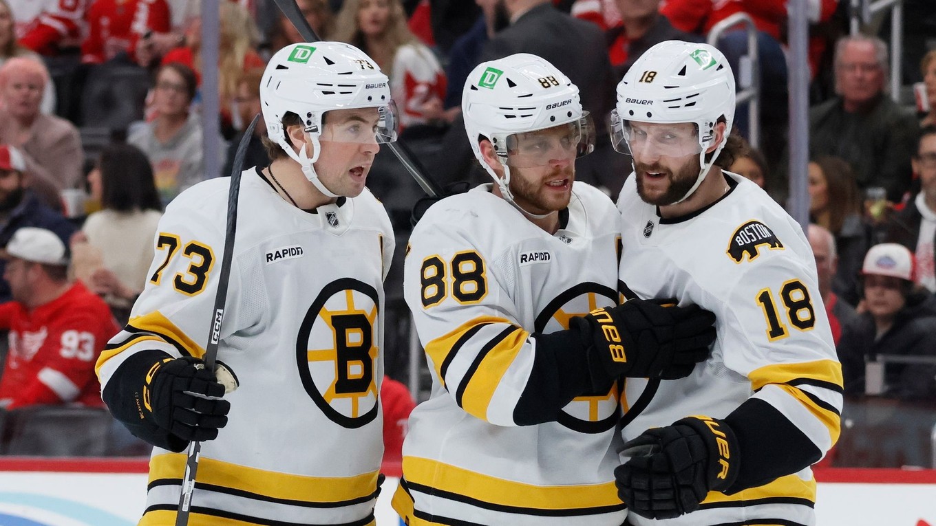 David Pastrňák (88) oslavuje svoj gól proti Detroitu spolu s obrancom Charlie McAvoy (73) a Pavlom Zachom (18).