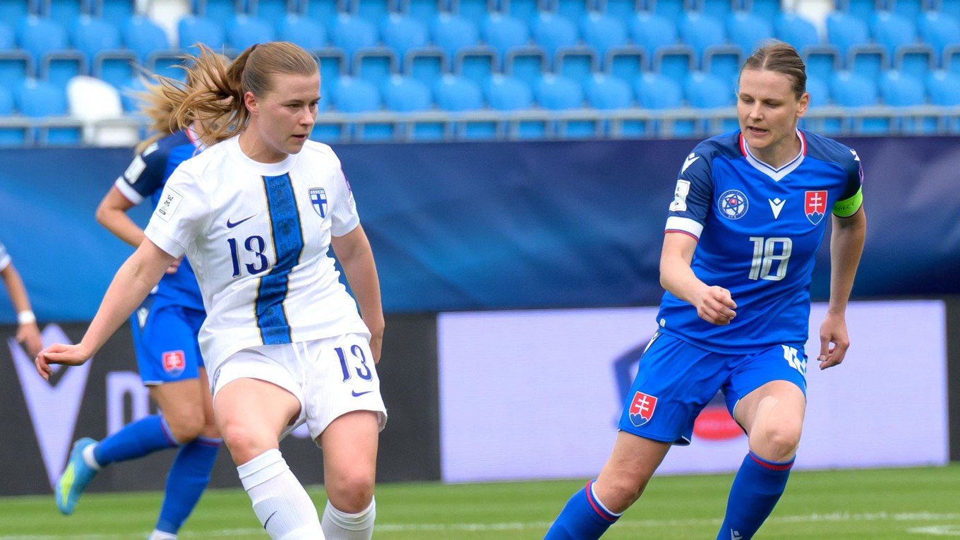 Na snímke zľava Oona Sirenová (Fínsko) a Dominika Škorvánková (Slovensko) bojujú o loptu.