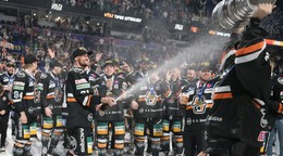 Hráči Košíc s majstrovským pohárom po siedmom zápase finále play off hokejovej Tipos extraligy medzi HC Košice - HK Nitra.